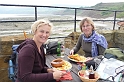 F 110720 (12) Ivonne en Margreet op terras Robin Hood's Bay c